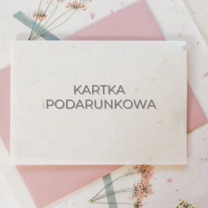Letnisko Gift Card – Elegancka polska „Kartka Podarunkowa” biała kartka z pozdrowieniami wyświetlana na stylowych różowo-białych kopertach, ozdobiona delikatnymi suszonymi kwiatami. Idealna dla miłośników ogrodów i kupujących wyjątkowe produkty ogrodnicze online.