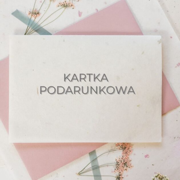 Letnisko Gift Card – Elegancka polska „Kartka Podarunkowa” biała kartka z pozdrowieniami wyświetlana na stylowych różowo-białych kopertach, ozdobiona delikatnymi suszonymi kwiatami. Idealna dla miłośników ogrodów i kupujących wyjątkowe produkty ogrodnicze online.
