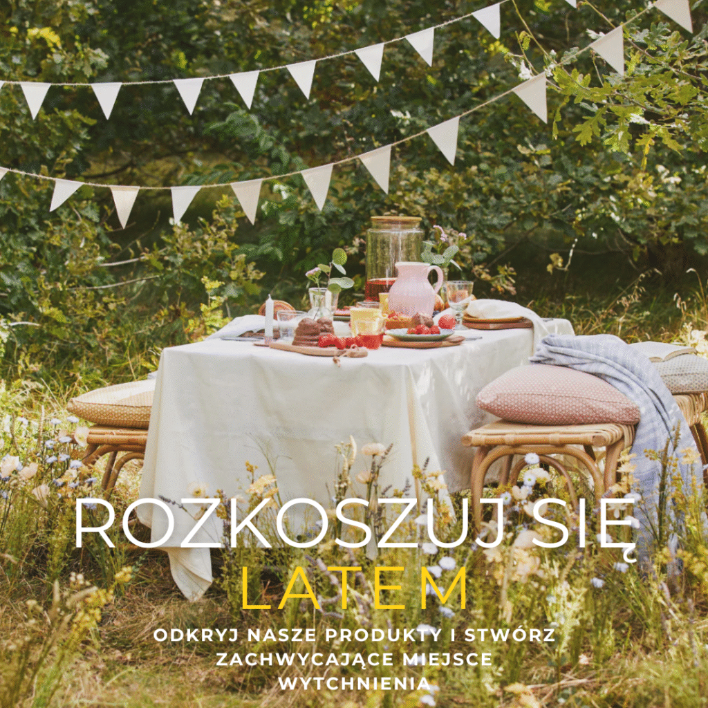 Urocza letnia scena piknikowa w ogrodzie z rustykalnym drewnianym stołem nakrytym białym obrusem, otoczonym wyściełanymi stołkami. Stylowy zestaw do jadalni na świeżym powietrzu zawiera kolorowe jedzenie inspirowane ogrodem i orzeźwiające napoje. Soczyście zielone drzewa i kwitnące kwiaty polne tworzą żywe, naturalne tło. Nakładka z polskim tekstem podkreśla elegancki wystrój zewnętrzny i niezbędne akcesoria piknikowe butiku ogrodniczego online.