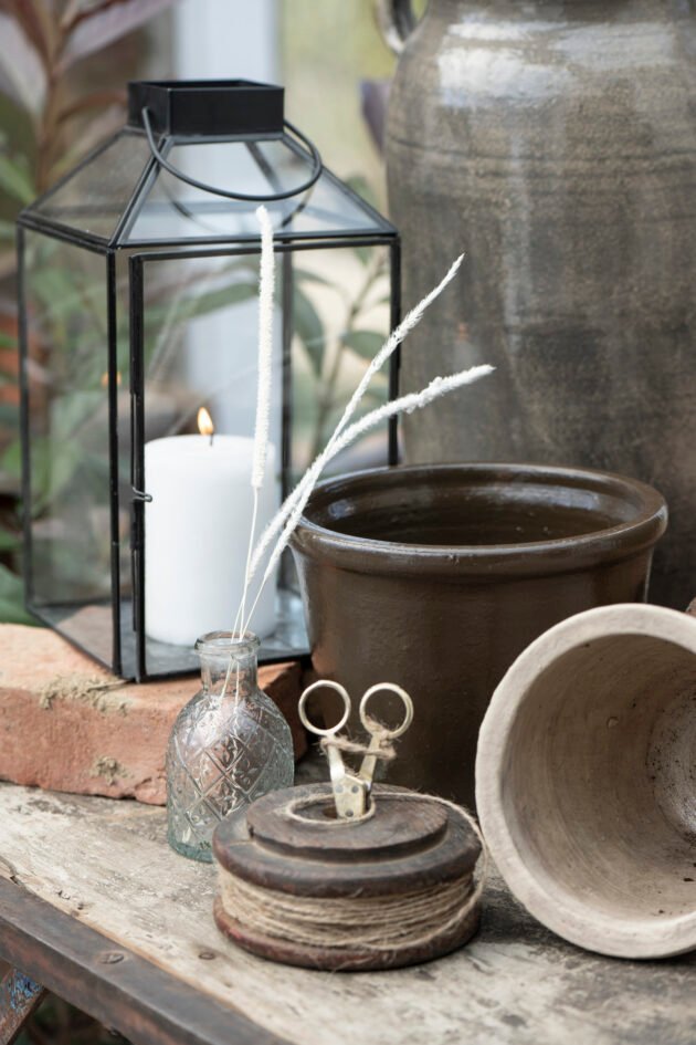Podnieś swoją przestrzeń zewnętrzną lub wewnętrzną dzięki czarnej metalowej latarni Lampion Norr, wyposażonej w elegancką prostokątną podstawę, przezroczyste szklane panele i solidny górny uchwyt. Idealny świecznik na tarasy, ogrody, balkony lub akcenty wystroju wnętrz - kup nowoczesne latarnie ogrodowe w naszym internetowym butiku ogrodniczym.