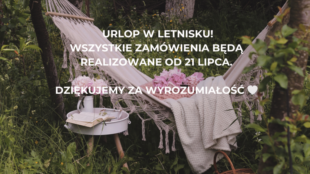 Hamak na świeżym powietrzu z różowymi kwiatami i biały stolik ogrodowy wśród bujnej zieleni - ogłoszenie w języku polskim o zamknięciu wakacji i opóźnieniach w zamówieniach w internetowym butiku ogrodniczym do 21 lipca.