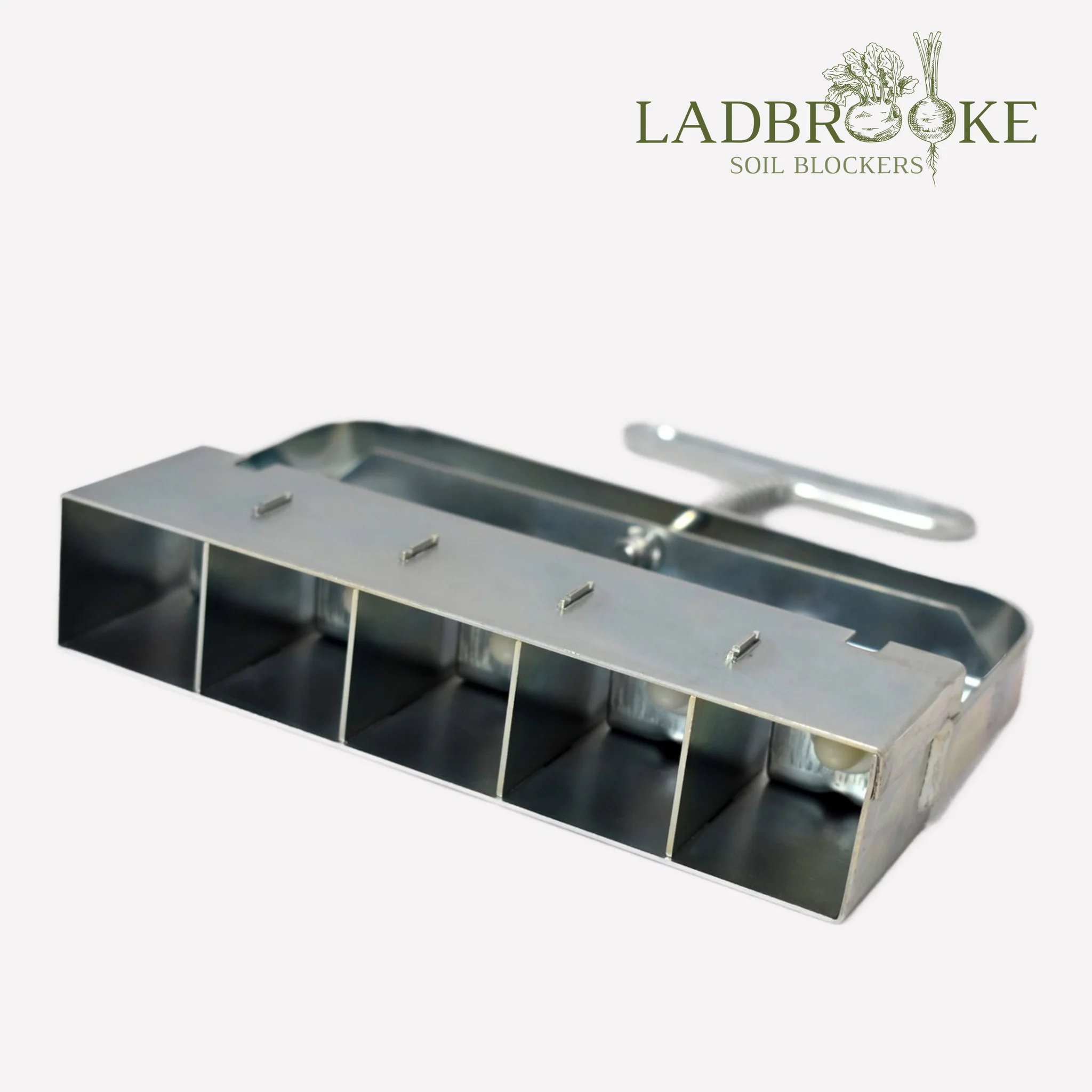 Metalowe narzędzie startowe Ladbrooke Soil Blocker Mini 5 z sześcioma kwadratowymi blokami i ergonomicznym uchwytem, logo w prawym górnym rogu.