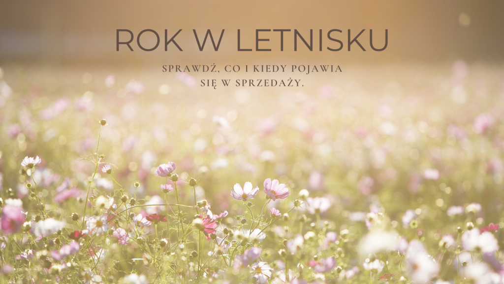 Pełne życia, skąpane w słońcu pole usiane kwitnącymi różowymi i białymi polnymi kwiatami – idealne źródło inspiracji ogrodniczej – z polskim napisem: „Rok w letnisku. Sprawdź, co i kiedy pojawia się w sprzedaży”. Idealny obrazek dla internetowego sklepu ogrodniczego promującego piękne rośliny sezonowe i dostępność kwiatów.
